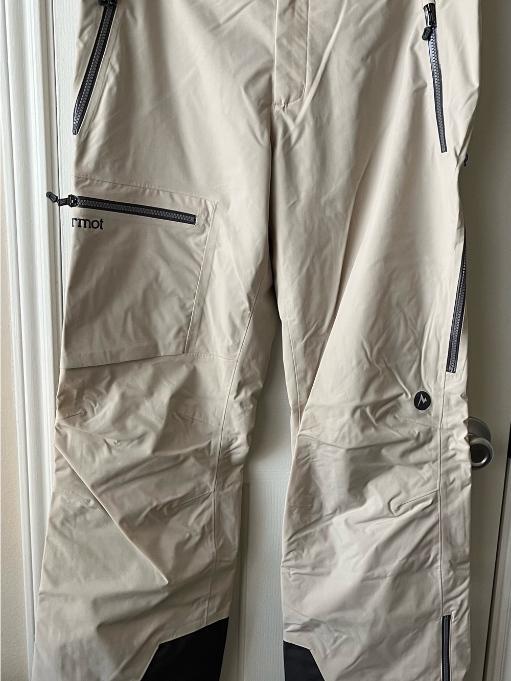 Marmot Men's Light Tan Insulated Ski Pants with Black Accents. Size L, 34” insea